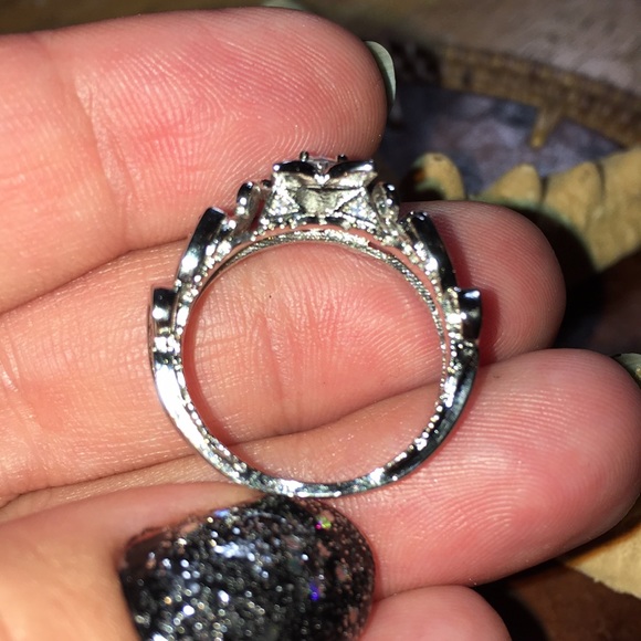 5 Stone Flower 🌸 Ring - Picture 7 of 8